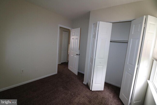 Building Photo - 32 Pin Oak Ln