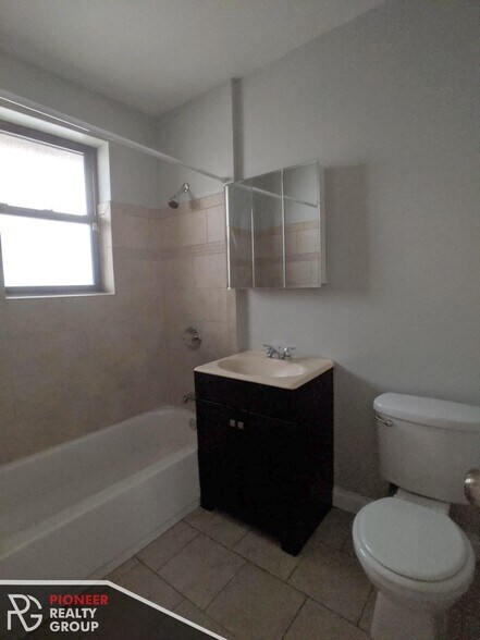 Building Photo - 4409 N Wolcott Ave
