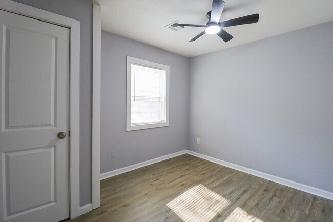 Building Photo - Beautifully Redone 3 Bedroom House! Available for Immediate Move in!