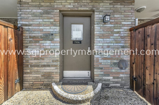 Building Photo - 7906 Royal Ln