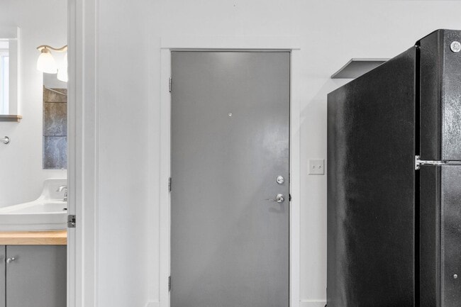 Building Photo - Modern One-Bedroom Above-Garage Apartment in Central Missoula