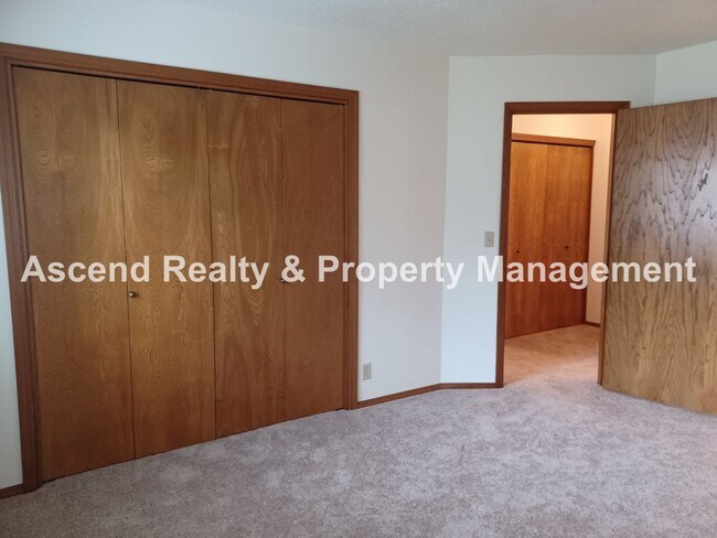 Building Photo - Ready Immediately Summer Lake 3 Bed on Corner Lot, Fenced Yard, Primary Bed on Main Level 1 Small...