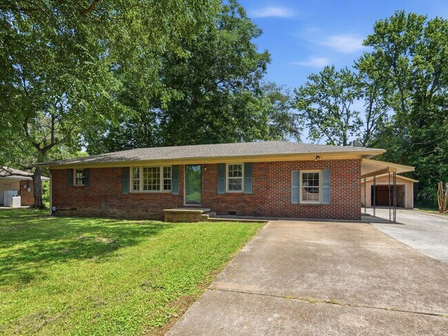 Building Photo - Close to Downtown Athens! Established neighborhood!