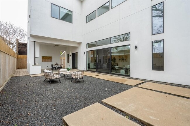 Building Photo - 118 Tuam St