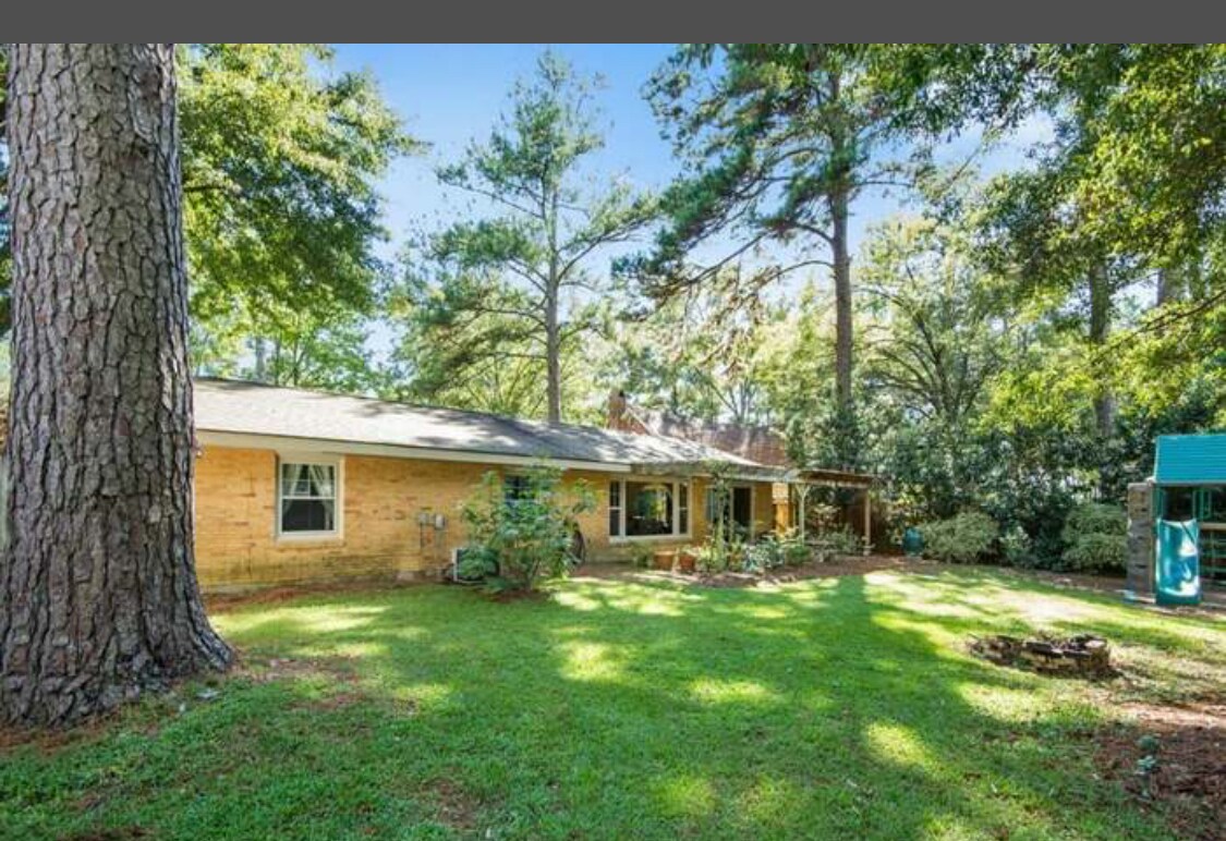 Building Photo - 102 Robinhood Dr