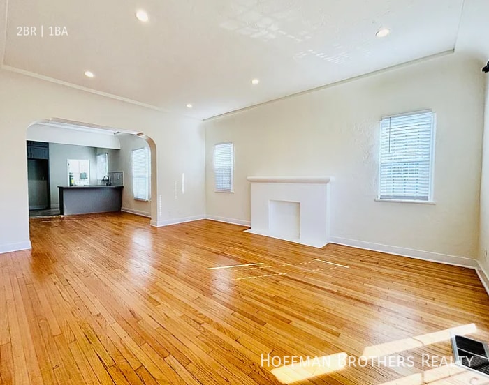 Building Photo - 330 1/2 N Genesee Ave