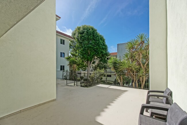 Building Photo - Recently Updated, Top-Floor 2BR2BA Condo i...