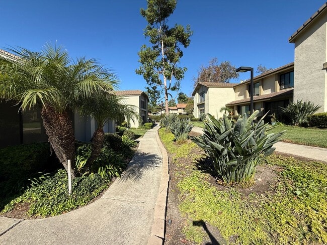 Building Photo - Remodeled 2-Bedroom Townhome in Tierrasant...