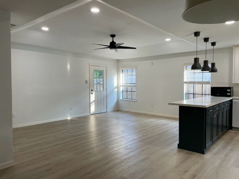 Building Photo - 2201 Pin Oak Rd