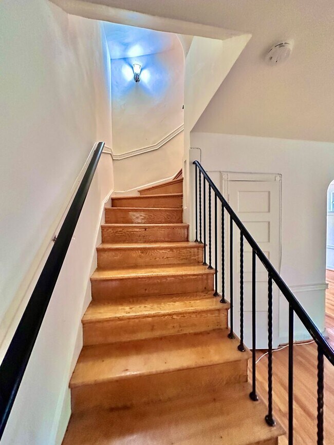 Building Photo - Spacious 6 bedroom 3.5 bath Tudor Townhouse w/Deck close to Georgetown University & Hospital