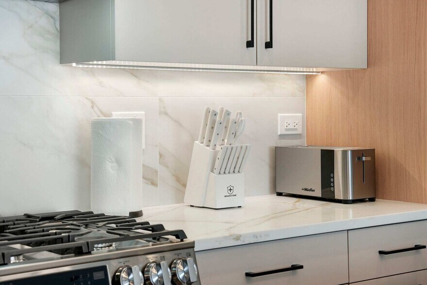 Building Photo - 2344 W Polk St