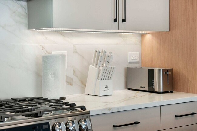 Building Photo - 2344 W Polk St