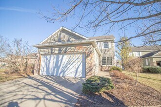 Building Photo - LARGE CONDO UNIT CLOSE TO CAMPUS - Available mid June