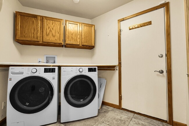 Building Photo - $2,195.95, 3-bed, 2-bed, ranch-style home with a large backyard and $300 off first month's rent