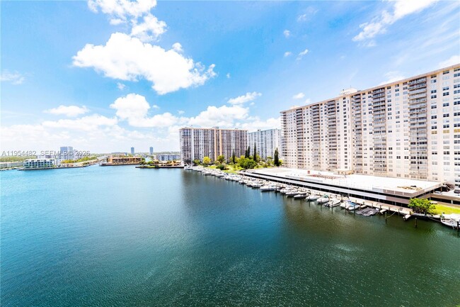 Building Photo - 17150 N Bay Rd