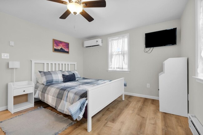 Building Photo - Fully Furnished Bright & Comfortable 1-Bedroom Cottage Available for Rent