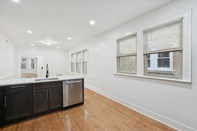 Building Photo - 5412 N Kimball Ave