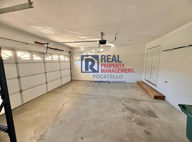 Building Photo - 4 bedroom 3 bathroom - 2 car garage -This ...