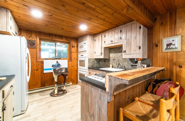 Building Photo - 558 N Roast Meat Hill Rd