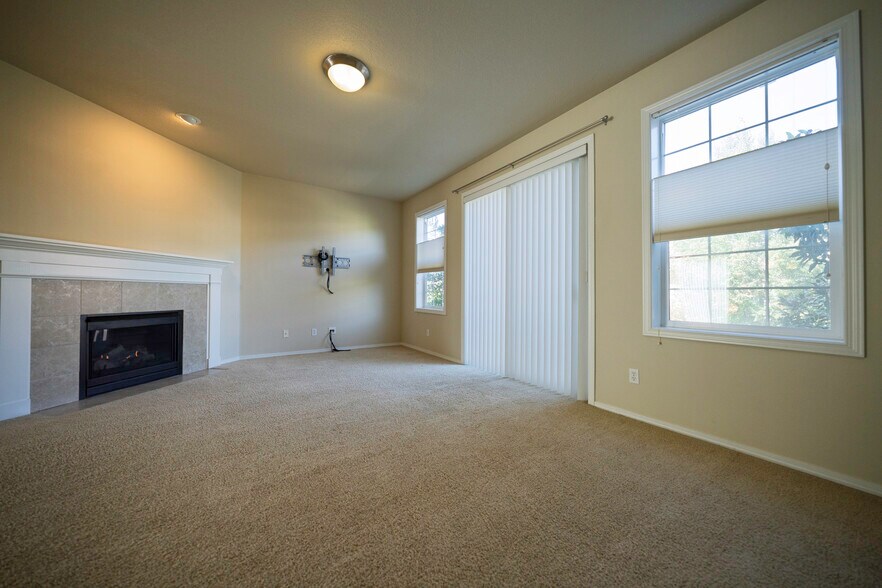 Living room - 4828 SE Teakwood St