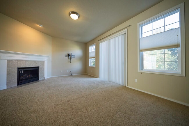 Living room - 4828 SE Teakwood St