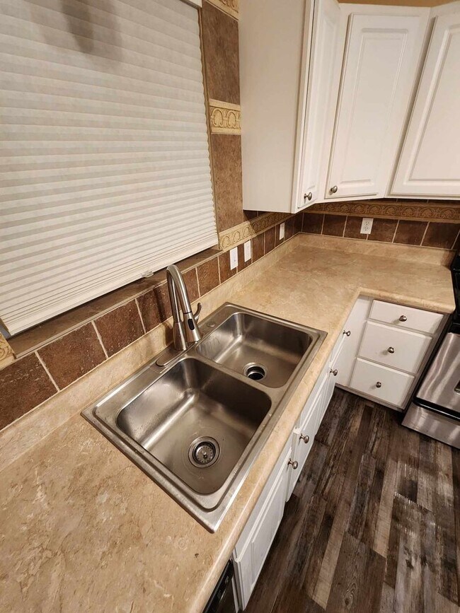 Building Photo - Spacious Three Bedroom!