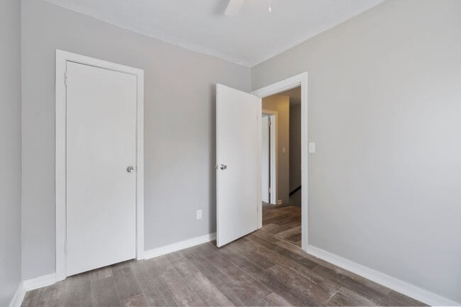 Building Photo - RENOVATED Riverside/ Murray Hill Unit for Rent!