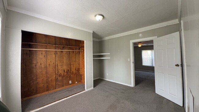 Building Photo - 1521 E Kirby Ave