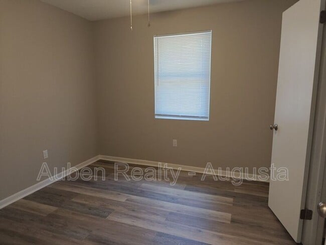 Building Photo - 404 Kingstree Rd