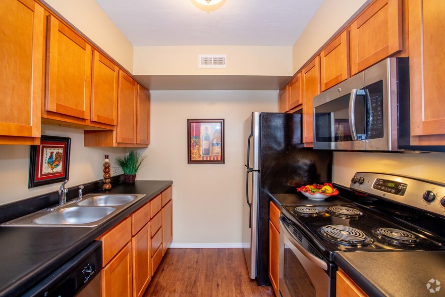 2BR, 1BA - 1,000 SF Model - Deerfield Apartments