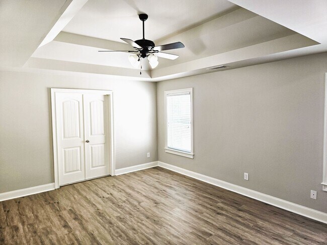 Building Photo - 5 Bedroom / 4 Bath Single Family Home