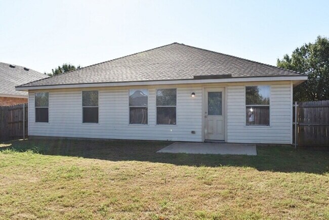 Building Photo - "Great 3-2-2 Home with Open Floor Plan and Spacious Backyard!"