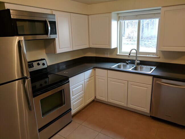 Building Photo - West Wash Park 2/1 Lots of Light, Mountain View and Reserved Parking!!