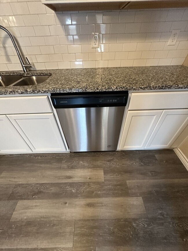 Building Photo - AVAILABLE NOW!