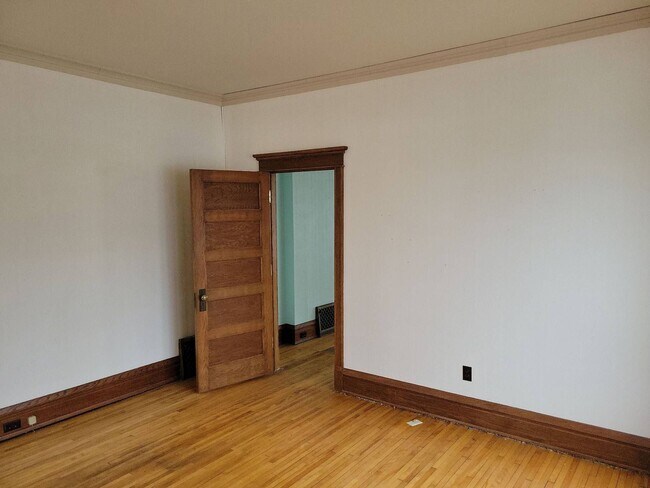 Building Photo - 415 Division St