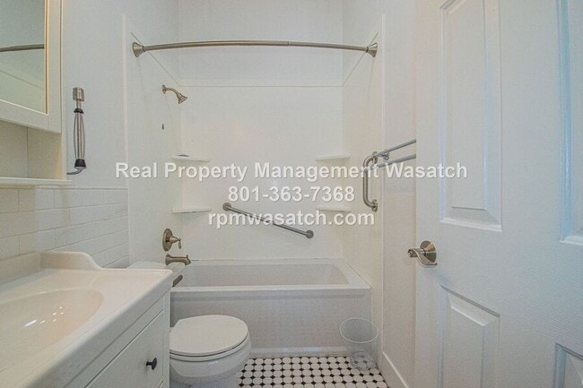 Building Photo - 25 Clubhouse Dr