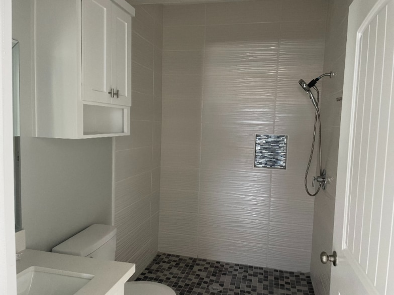 Building Photo - 404 W St Helena Ave