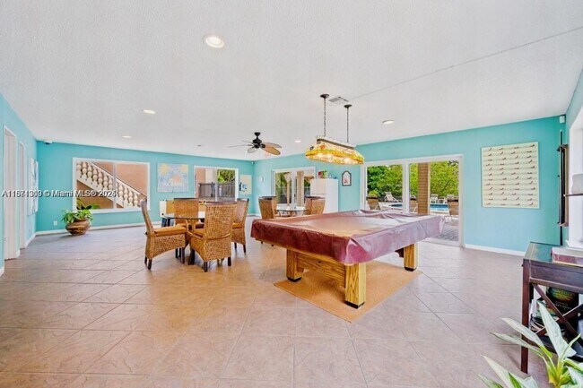 Building Photo - 124 NE 19th Ct