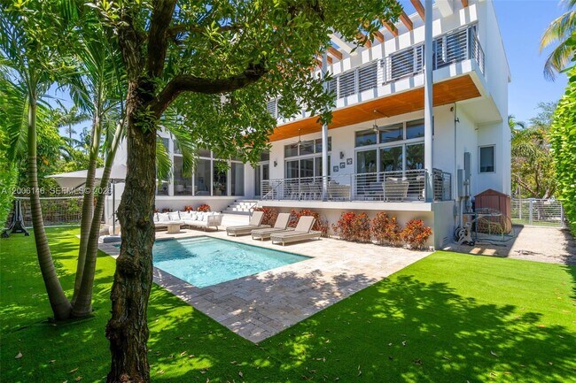 Building Photo - 230 W McIntyre St