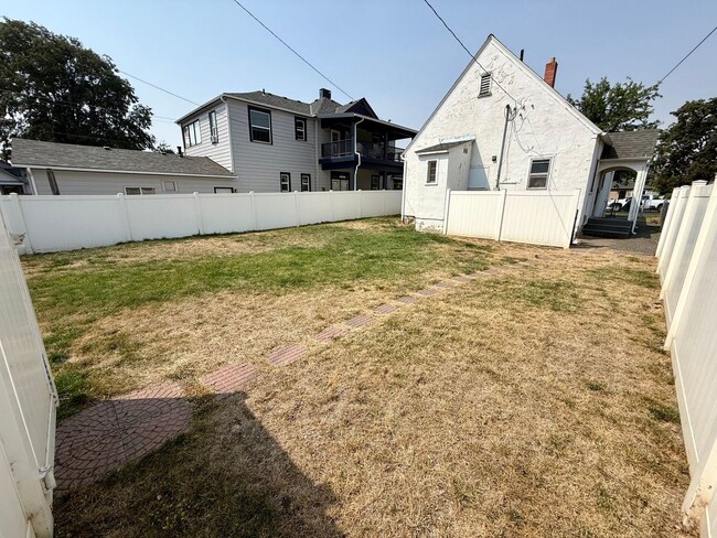 Building Photo - 508 6th Ave