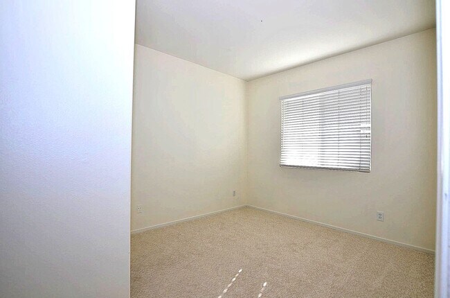 Building Photo - 4Br/3-1/2 bathroom Home