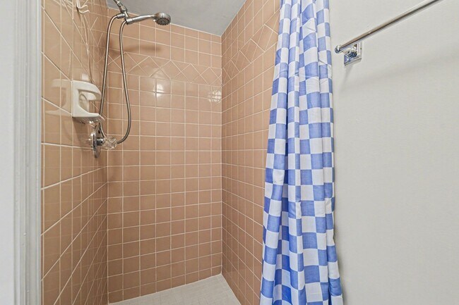 Building Photo - Must see 1st floor, corner unit in St Lucie Gardens.