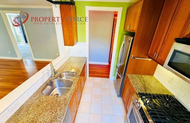 Building Photo - Beautiful 2 Bed 2 bath Available with grea...
