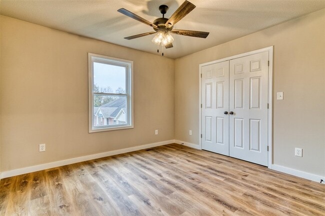 Building Photo - 913 W 9th St