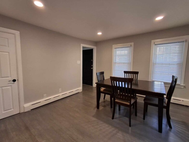 Building Photo - 4 Embroidery St