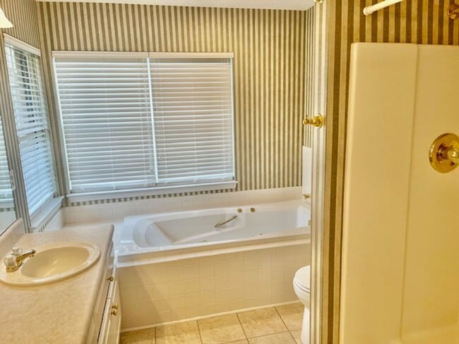 Building Photo - 7 Clarendon Pl