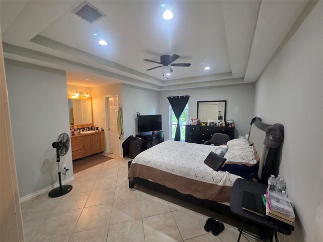 Building Photo - 12531 La Rochelle Dr