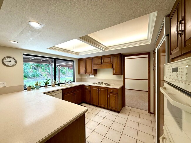 Building Photo - 3 Bedroom Home (PLUS OFFICE SPACE!!) in De...