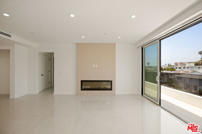 Building Photo - 1414 S Beverly Dr