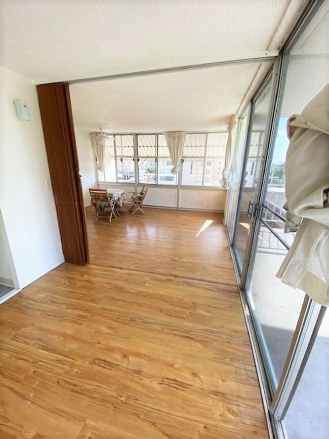 Building Photo - One bedroom with parking in Waikiki